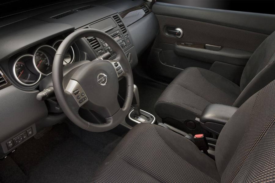  Nissan Versa Hatchback 2010 года  (фото 7 из 30)